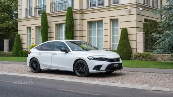 Honda Civic e:HEV Platinum white színben